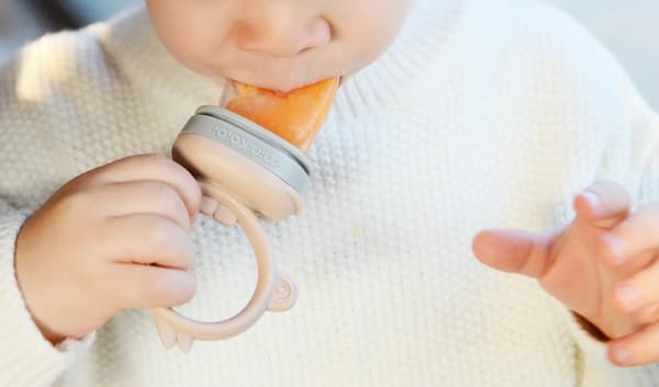 Beige silikonbitring för frukt och grönsaker 6m+ MinikOiOi