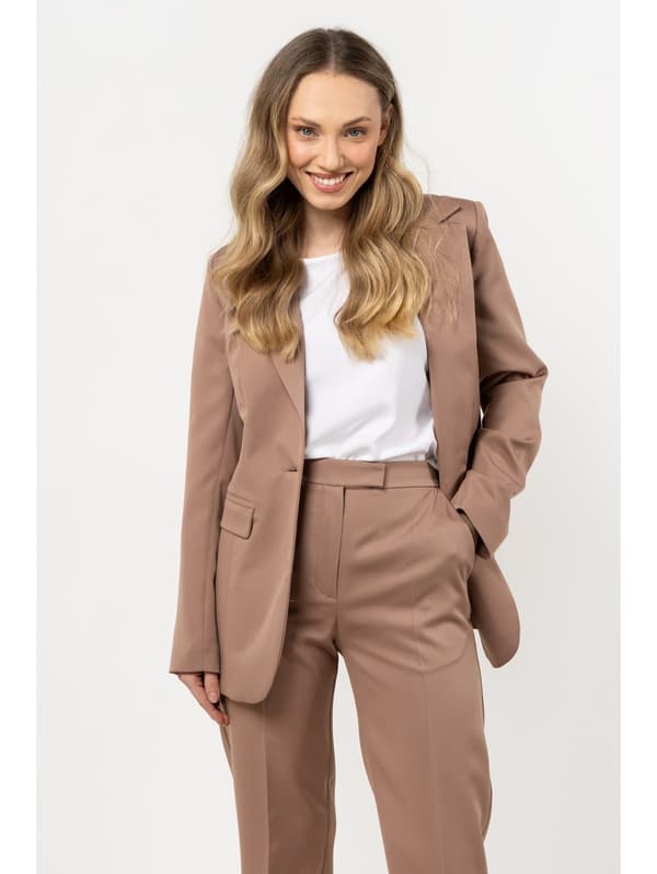 Elegant, åtsittande jacka med en knapp - cappuccino M