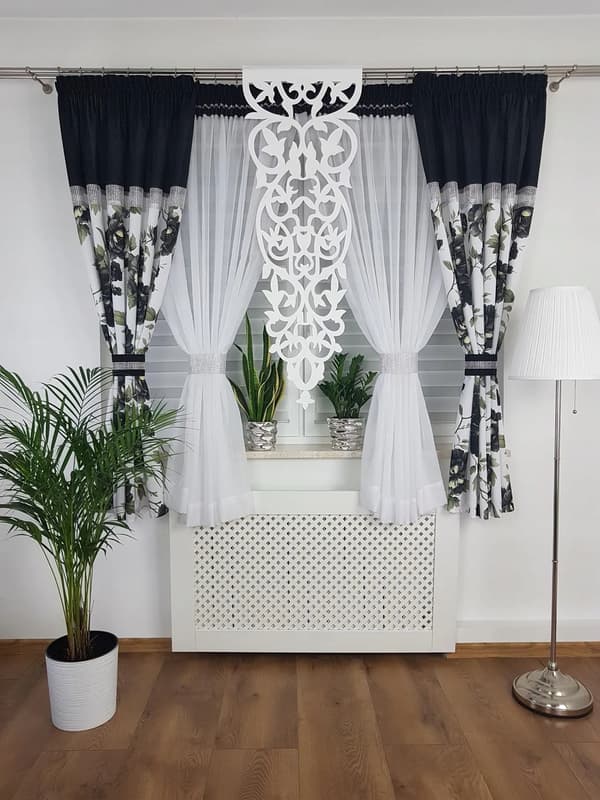 Et moderne sæt gardiner, draperinger og et åbent panel - sort