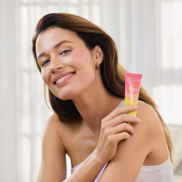 Kosteuttava ja suojaava kasvovoide SPF 50