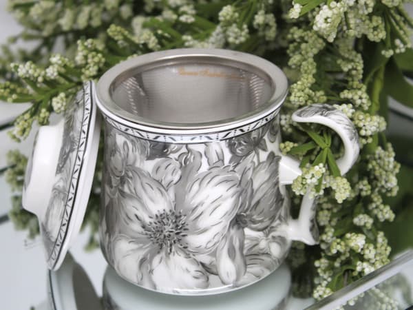 Porslinsmugg med infuser 350ml i ask, Gray Rose-kollektionen