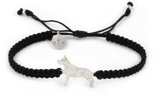 Armbånd med en sølv Amstaff hund på sort macrame