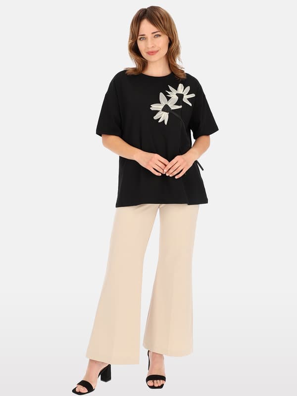 Damebluse i bomuld med blomsterapplikation