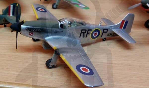 MCRD270 P-51D-25 Iso Kaunis Nukke
