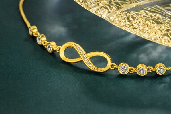 Guld Infinity Armbånd med Kæder og Krystaller til Gave