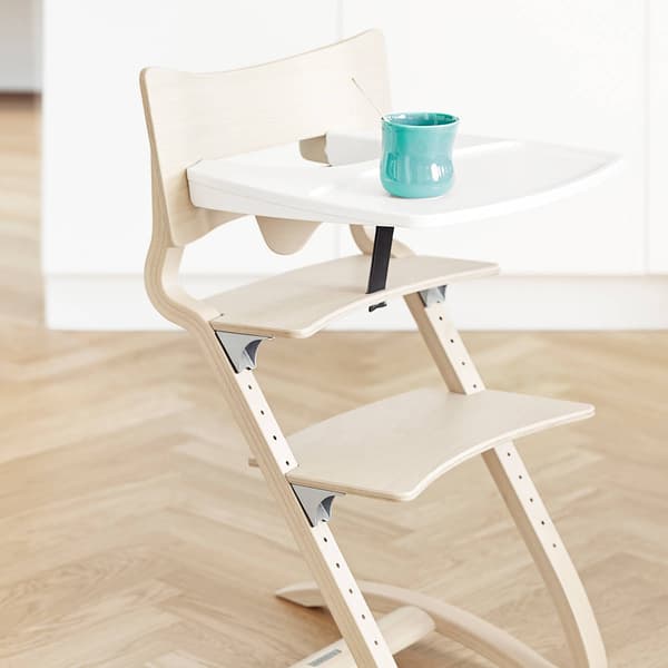 LEANDER - CLASSIC™ matstol, vit + skena, bricka, mörkblå dyna - SET