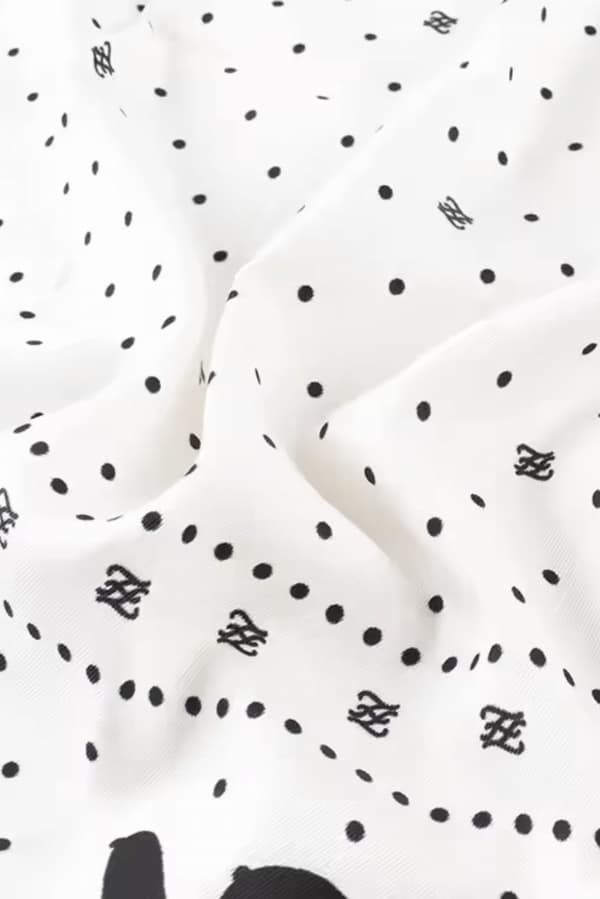 Cremefarvet tørklæde med sort monogram 90x90 - retro elegance