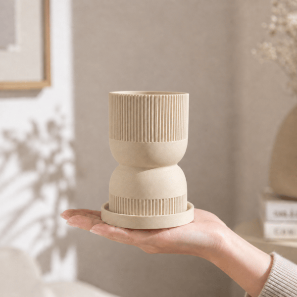 Beige timglasblomkruka med modernt fat