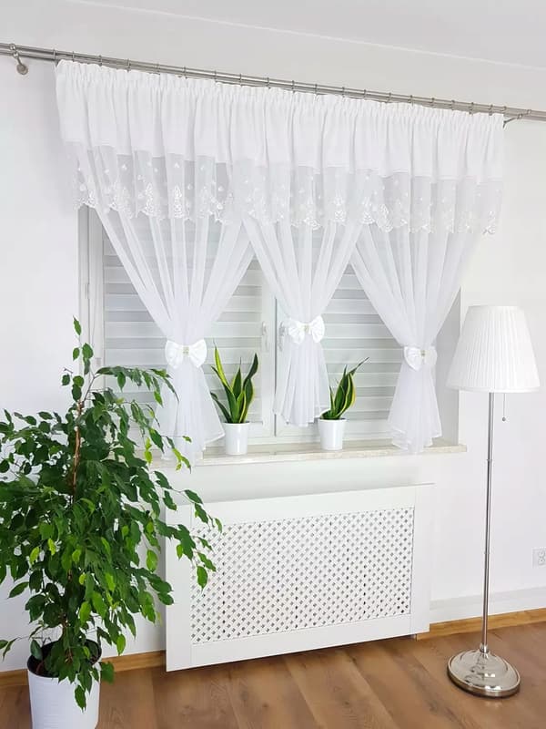 Broderad gardin dekorerad med rosetter vit 300x150cm