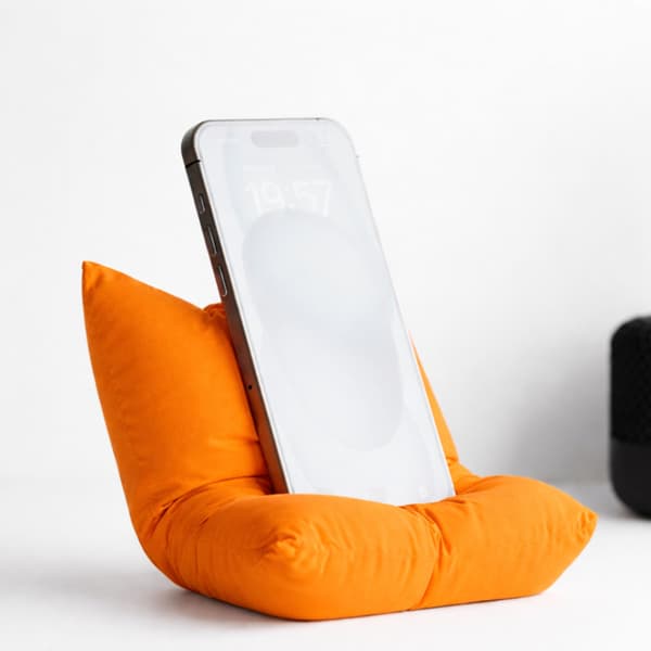 Orange pudeformet telefonholder