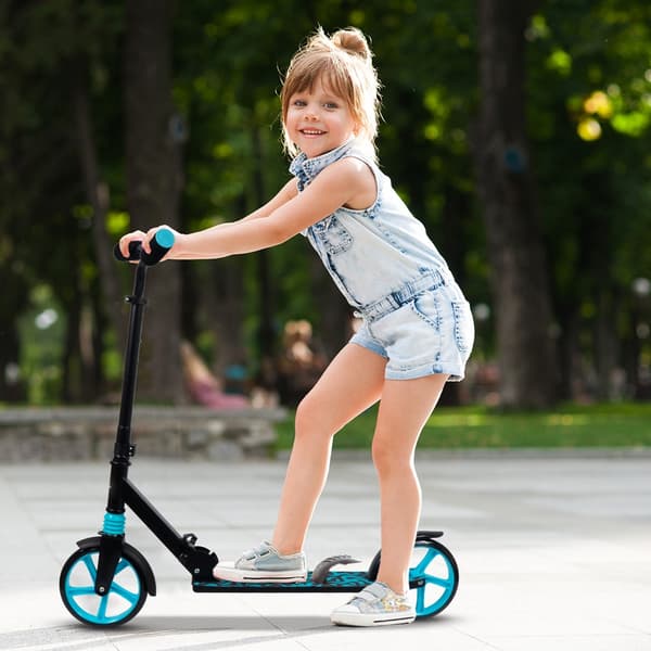 Sort og blå foldbar scooter med støddæmper