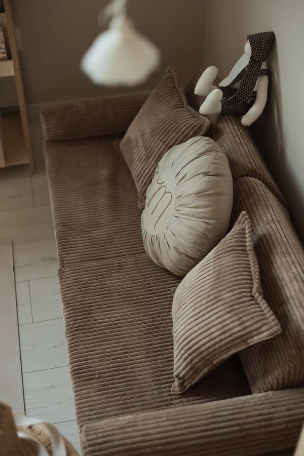 Lille trekant til Toffee Corduroy-sofaen