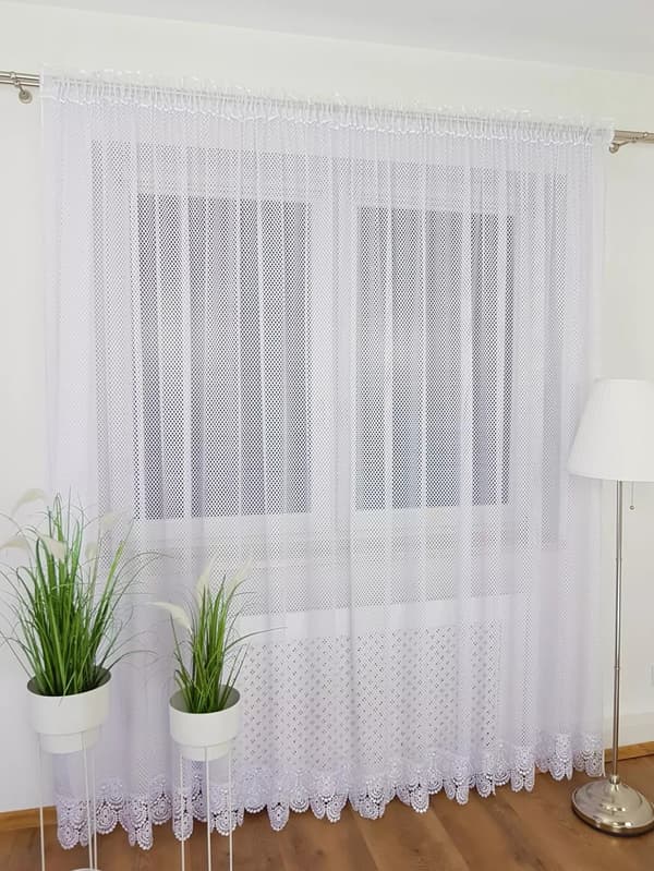 Färdig gardin av nät med guipurespets 600x250
