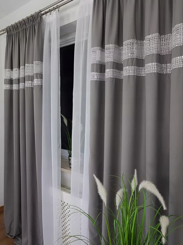 Lysegrå gardiner med strass 2 x 145 x 250 cm