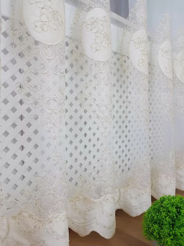 gardin med broderi och sammet - ecru 400x250 cm
