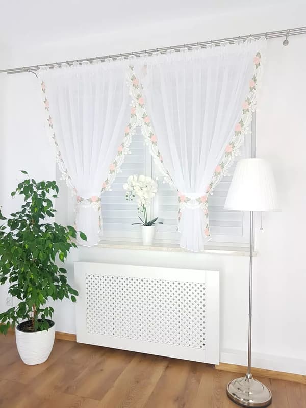 Gardin med broderet guipure