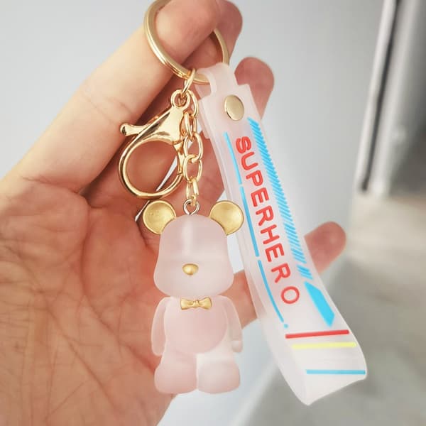 Nøglering med bamse og transparente lyserøde vedhæng BRL51