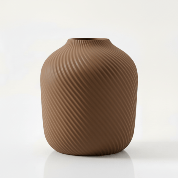 Modern, minimalistisk, räfflad brun vas för blommor och gräs
