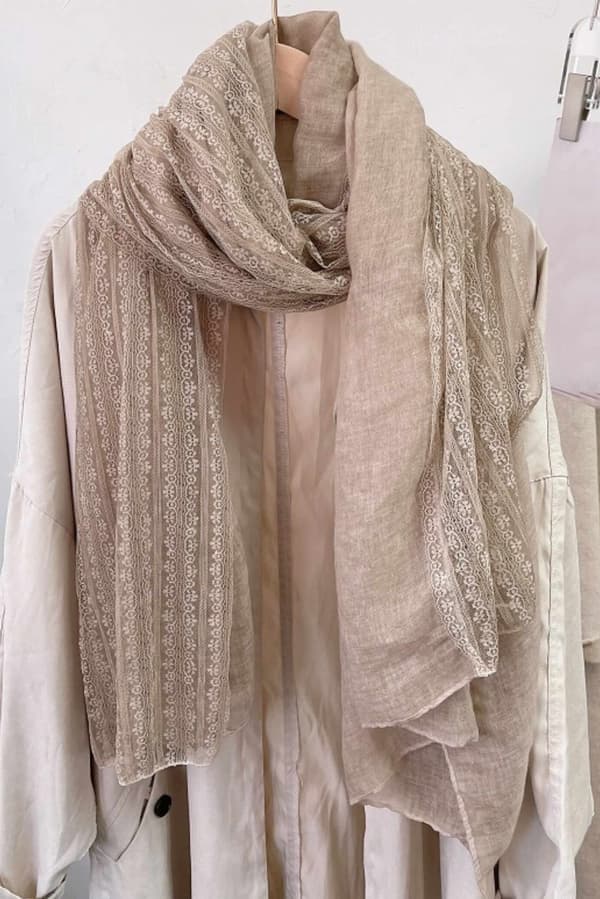 Mörkbeige halsduk med spets 180x90 cm - bomull med polyester