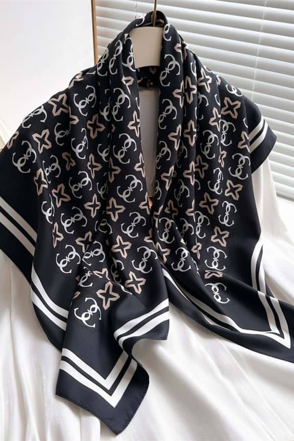 Sort dametørklæde 90x90 - klassisk monogram med let ramme i premium-stil