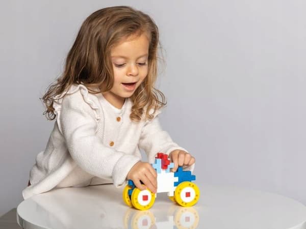 70-osainen rakennussarja: auto perävaunulla.