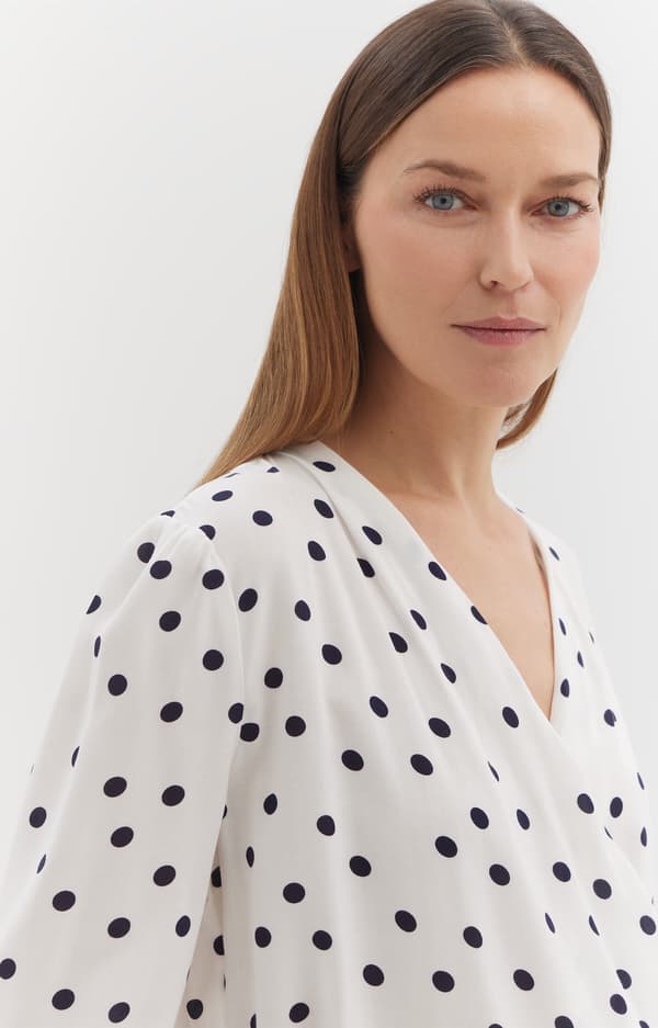 Prikket slå-om bluse 34