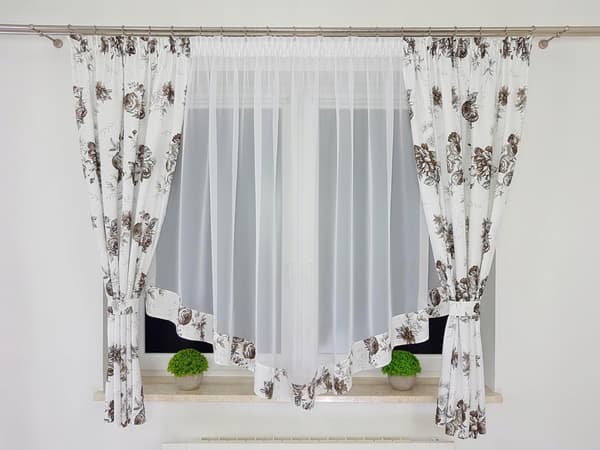 Gardin med draperier mörkbruna blommor