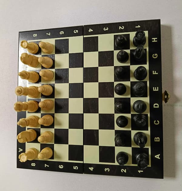 Mini sort magnetisk rejseskakspil 20x20cm