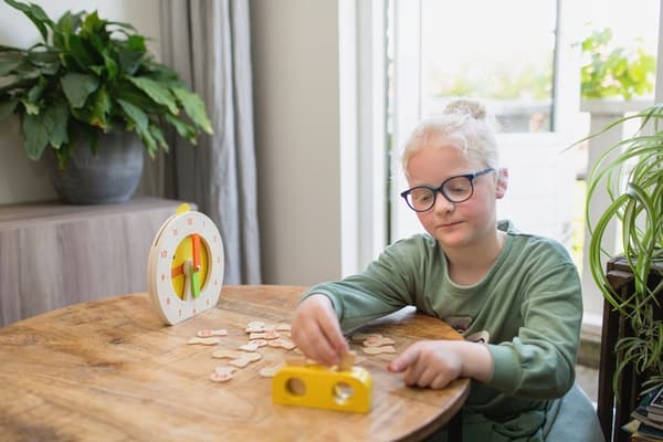 Pedagogisk träleksak med digital och analog klocka.