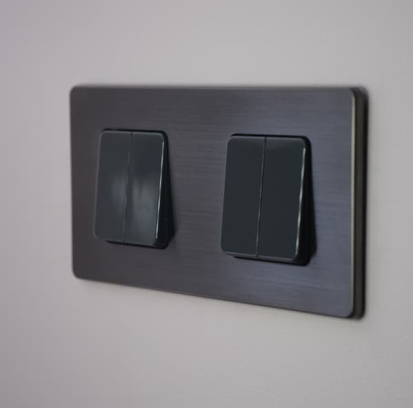 Dubbel grå trappströmbrytare borstat stål PVD gunmetal