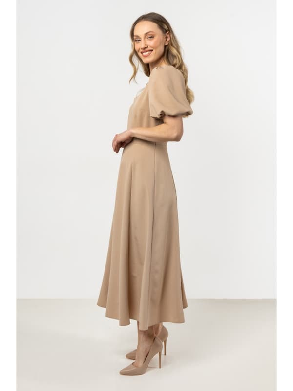 Utsvängd midiklänning med halsringning och korta ärmar - beige M