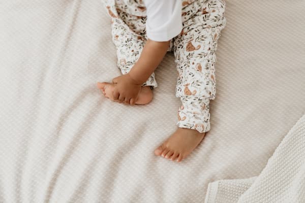 Sovsäck med ben M (3-5 år) Elfenbensröd