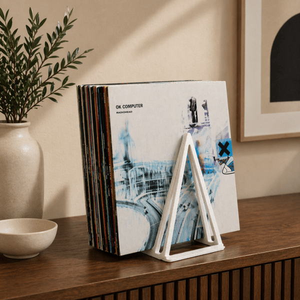 Hvid vinylpladeholder, der nu afspiller vinylplader