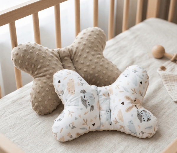 Minky stötdämpande fjärilskudde (brun + igelkottar)