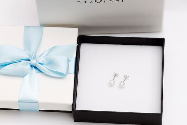 Silverörhängen med 6mm pärlor - KSN0303