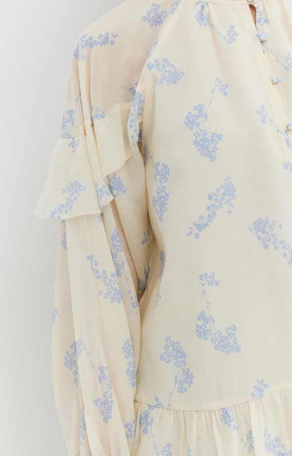 Blommig blus med volanger XS