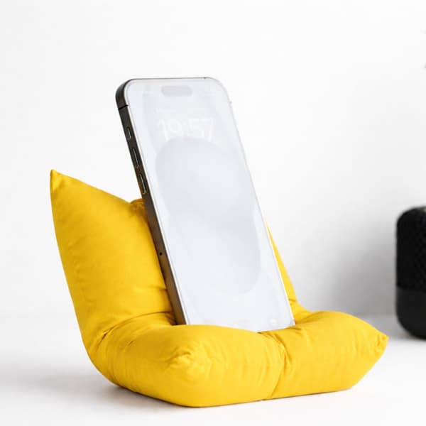 Gul pudeformet telefonholder