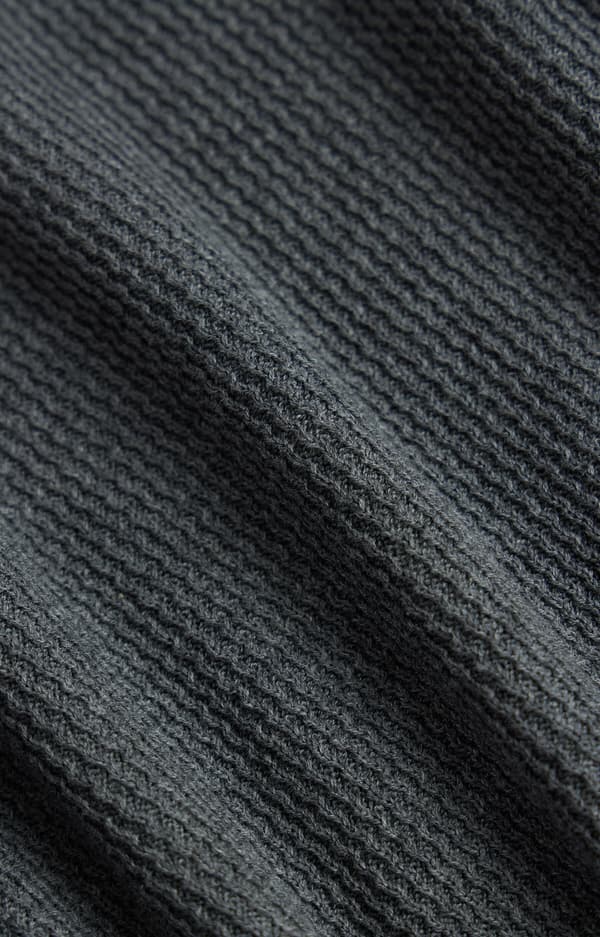 Mikromønstret sweater med v-hals M
