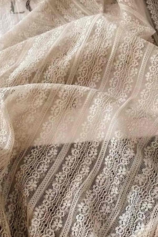 Beige tørklæde med blonder 180x90 cm - bomuld med polyester