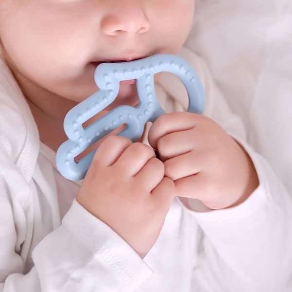 Silikonbitring för bebisar mammas handleksak blå MinikOiOi 1 st.