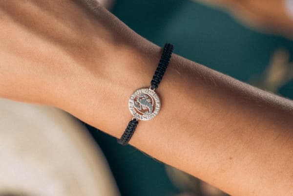 Armbånd med stjernetegnet KRÆBSEN, sølv på sort makrame