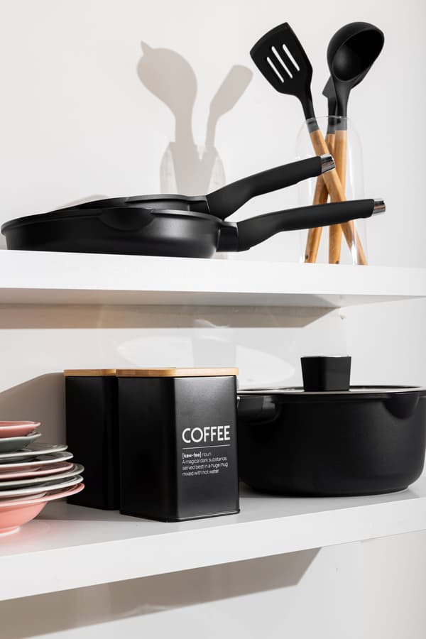 Svart metallbehållare för kaffe