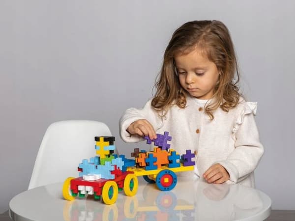 70-osainen rakennussarja: auto perävaunulla.