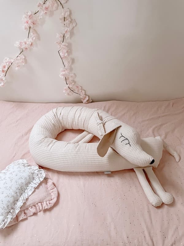 Sengerand, pyntepude, tøjdyr HUND (beige + karamel)