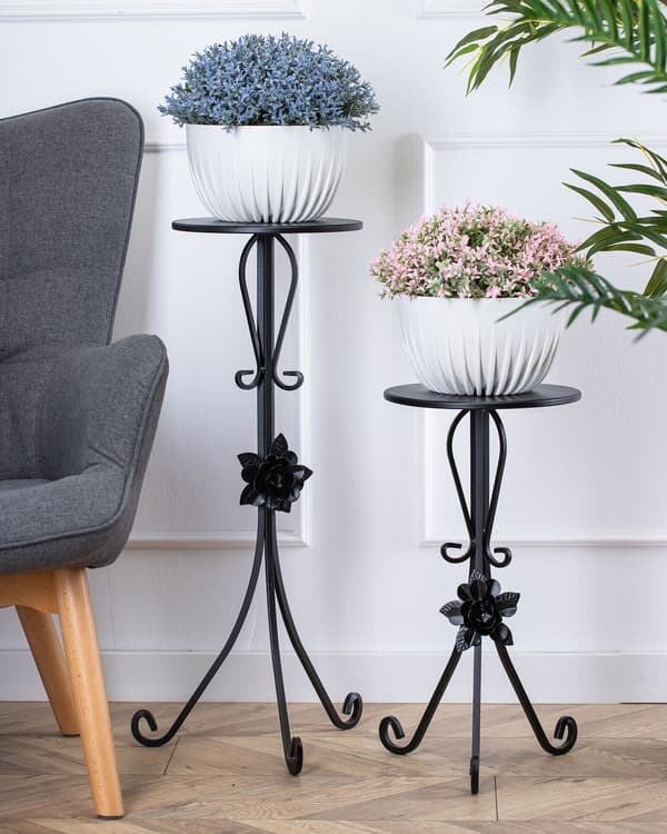 Musta metallinen kukkateline ruusulla 55 cm