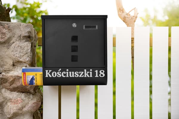 Hans sort postkasse med indskrifter
