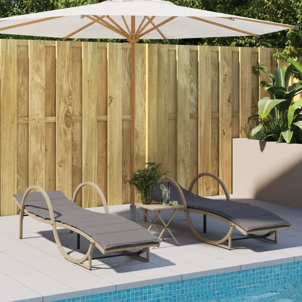 vidaXL liggestole med bord, sæt med 2, beige, polyrattan