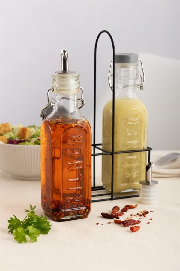 Set med 2 0,3l olje-/vinägerflaskor i korg / Kilner