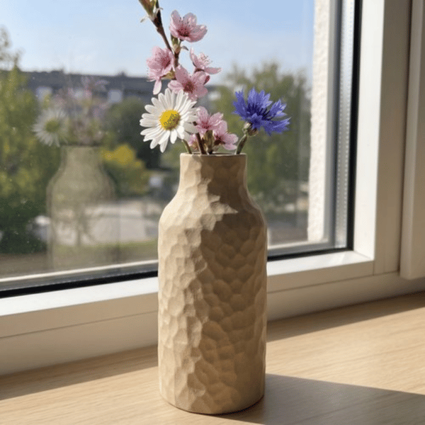 Sløret beige vase til blomster, stilfuld