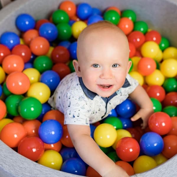 KiddyMoon plastbollar 7 cm gula 700 leksaksbollar set